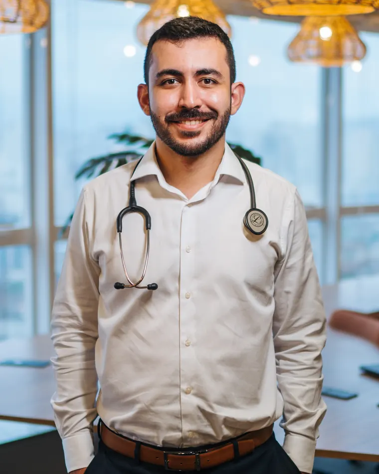 Dr. André Glória, clínico geral em Santos, com estetoscópio