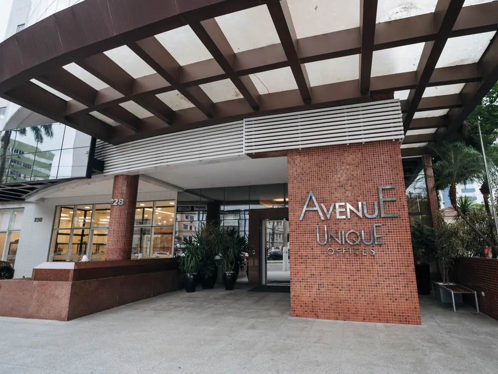 Entrada do edifício Avenue Unique Offices, na Avenida Ana Costa, em Santos